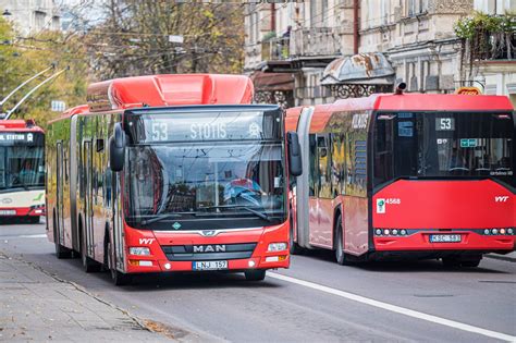 Vilniaus viešojo transporto autobusas stotelėje
