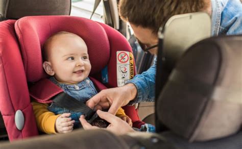 vaikas prisegtas automobilinėje kėdutėje