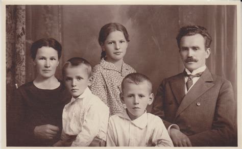 Aleksandras Jonkus ir Elena Zalogaitė su vaikais