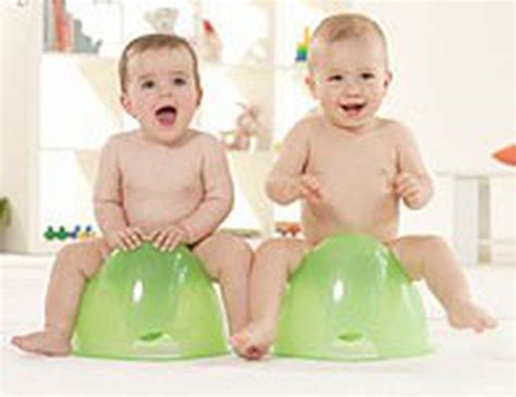 vaikas su tėčiu ant puoduko