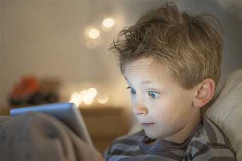 vaikai su planšetėmis ir edukacinėmis kortelėmis