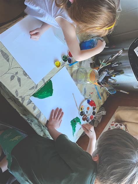 Vaizdai, iliustruojantys skirtingas kūrybines veiklas: tapyba, muzika, teatras