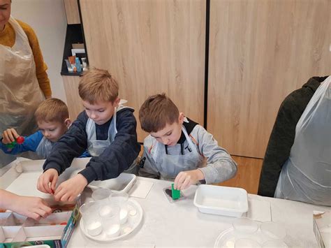 Vaikai atliekantys eksperimentą laboratorijoje