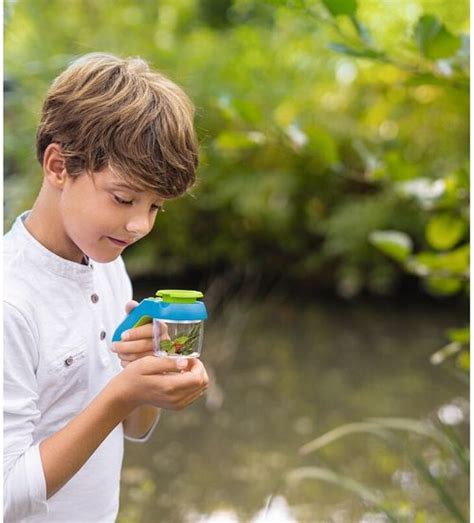 Vaikai tyrinėjantys vabzdžius su padidinimo stiklu