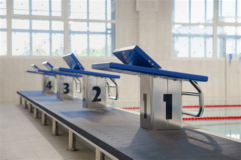 Nėščioji atliekanti pratimus baseine