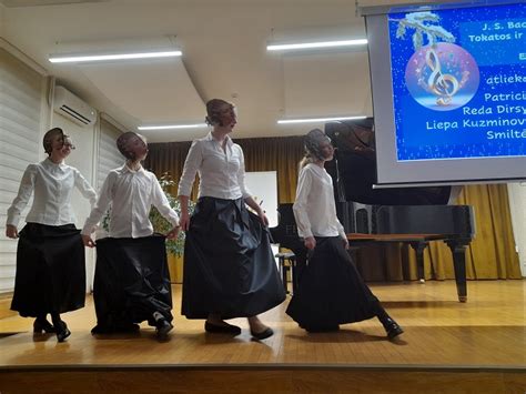 Skaitytuvas muzikos mokyklos klasėje