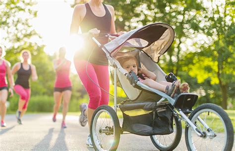 Mamos stumiančios Maclaren vežimėlį parke