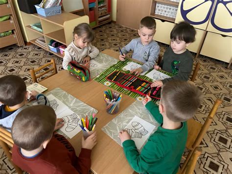 Vaikai mokosi darželio grupėse