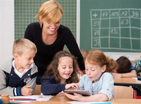 Mokytojas bendrauja su vaikais