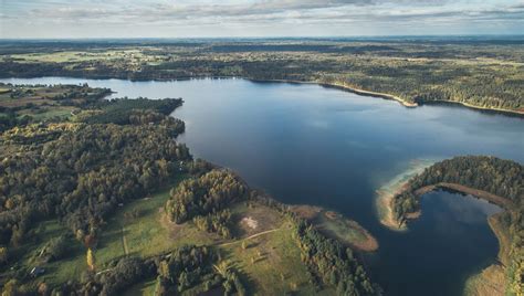 Ežero pakrantė su luotu ir švendrais