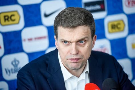 Dainius Adomaitis žaidžiantis krepšinio aikštelėje