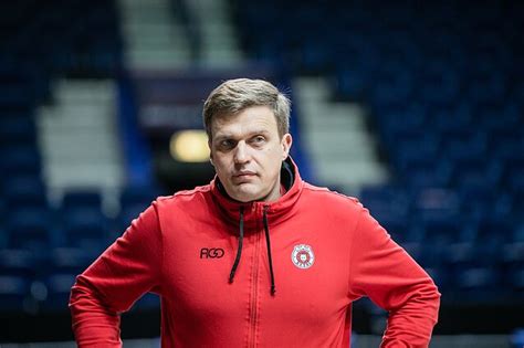 Dainius Adomaitis treniruojantis krepšinio komandą
