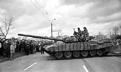 Sovietų tankai Vilniaus gatvėse 1991 m. Sausio 13-osios išvakarėse