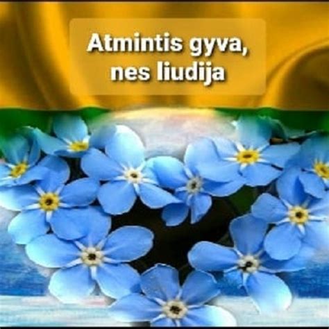 Mokiniai su neužmirštuolėmis minėdami Sausio 13-ąją
