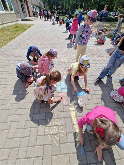 Vaikai žaidžia ir mokosi priešmokyklinio ugdymo grupėje