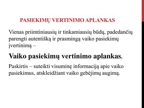 Auklėtoja vertina vaiko piešinį ir pasiekimus