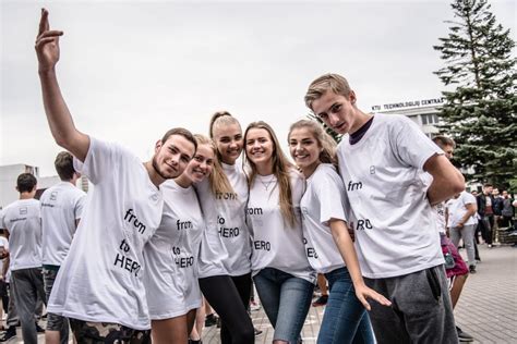 Studentai besirenkantys KTU universiteto miestelyje