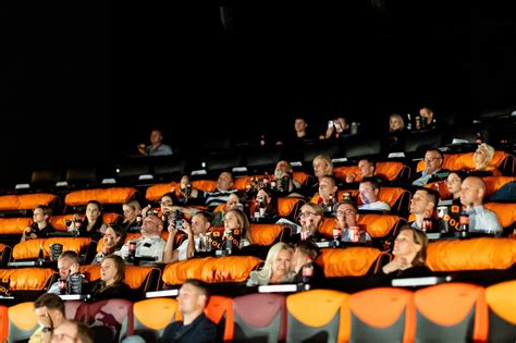 kino teatro salė su žiūrovais
