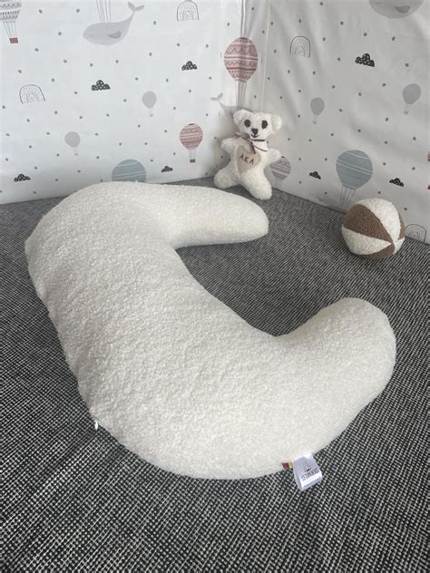 Maitinimo pagalvė naudojama maitinant kūdikį