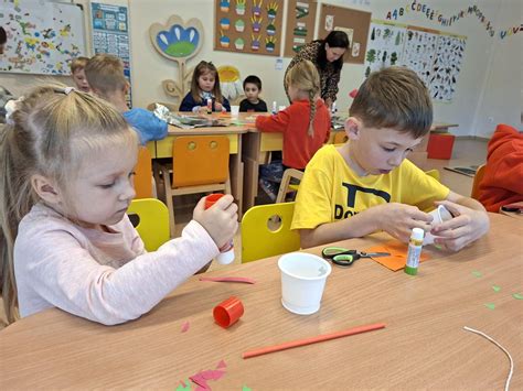 vaikai molio dirbtuvėse