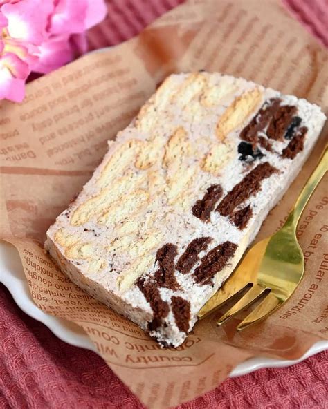 Kūdikis vonioje su švelniais ryžių milteliais
