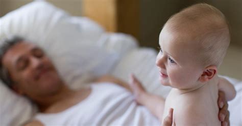 Moters rankos laiko kūdikio batukus