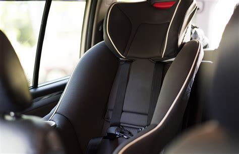 nuotrauka su įvairiais automobilinių kėdučių ir užtiesalų modeliais