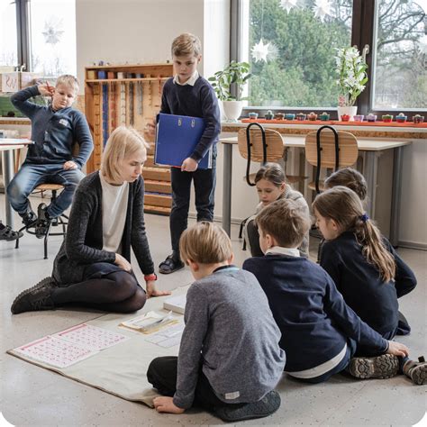 vaikas su mokymosi priemonėmis prie stalo