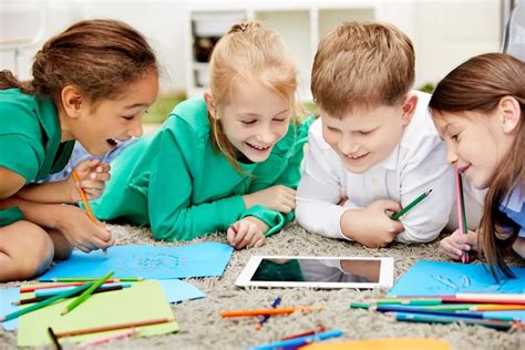 Vaikai mokyklos aplinkoje