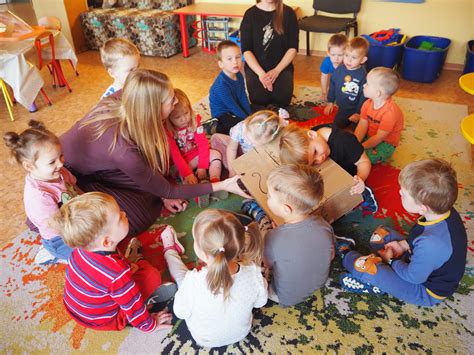 Vaikai darželio grupėje užsiimantys veikla