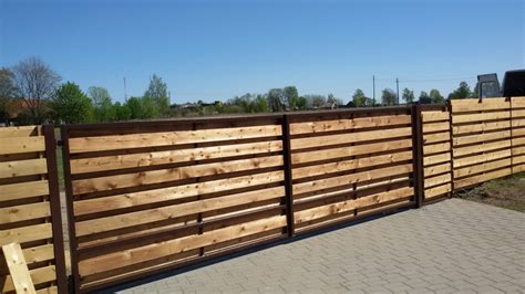 medinės tvoros montavimas