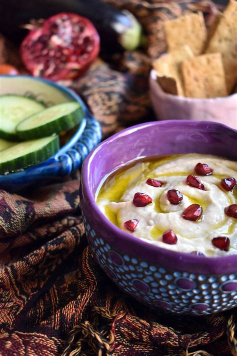 Baba Ghanoush lėkštelėje su duona ir šviežiomis daržovėmis