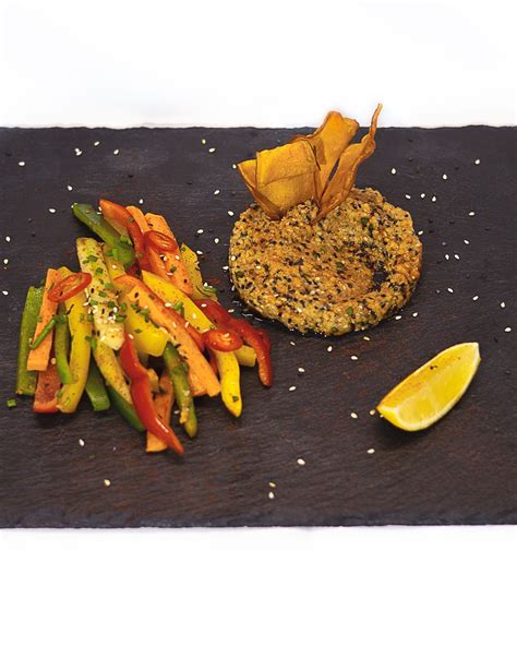 Baba Ghanoush patiekiamas su lavašu ir daržovių lazdelėmis