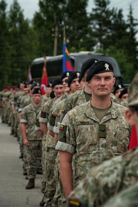 Simbolinis paveikslas, vaizduojantis tikėjimą ir maldos rankas
