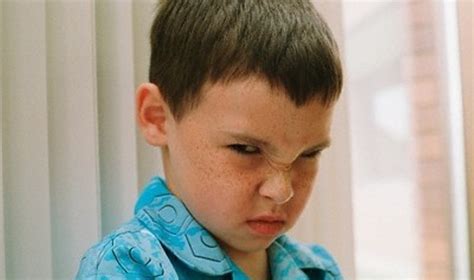 Vaikas atlieka pratimą „Piktas - geras kačiukas“