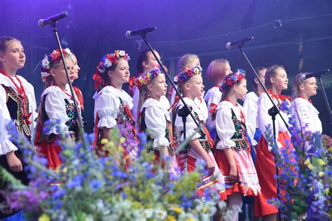 Vaikai tautiniais kostiumais dainuoja lietuvių liaudies dainas