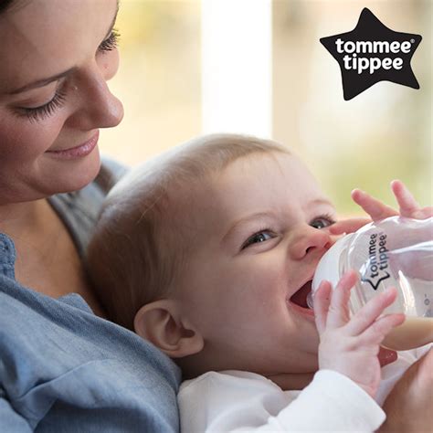 Tommee Tippee prekės ženklo logotipas ir laimingi kūdikiai