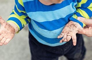 Vaiko rankos, veriančios karoliukus