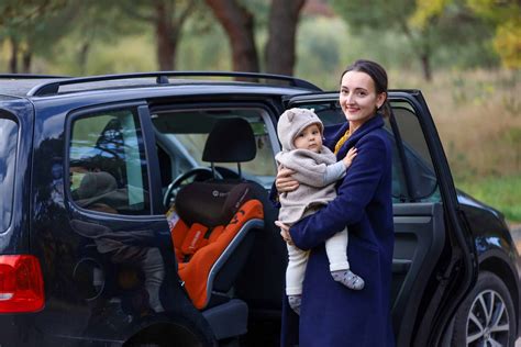 Vaikas saugos kėdutėje automobilyje