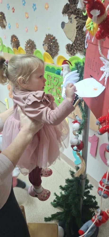 Pedagogas, bendraujantis su vaikais kūrybinės veiklos metu