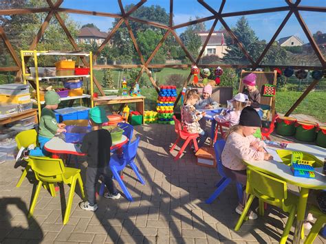 Vaikai lauko virtuvėlėje