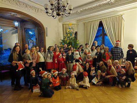 Vaikai, kuriantys kosmines Kalėdų dekoracijas