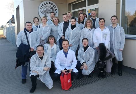 Darbuotojai dalyvaujantys komandos formavimo užsiėmime