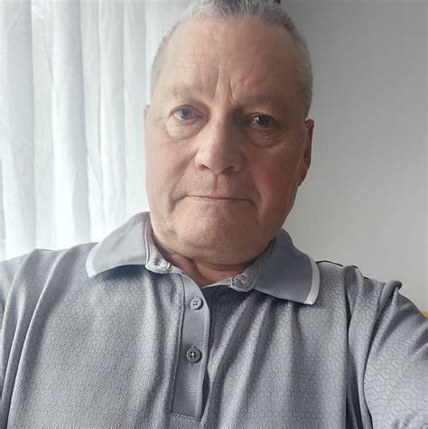 Vaiko rankos, liečiančios medžio lapą