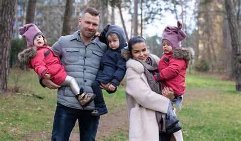 Simona Lipnė su vaikais ir vyru prie mokyklos