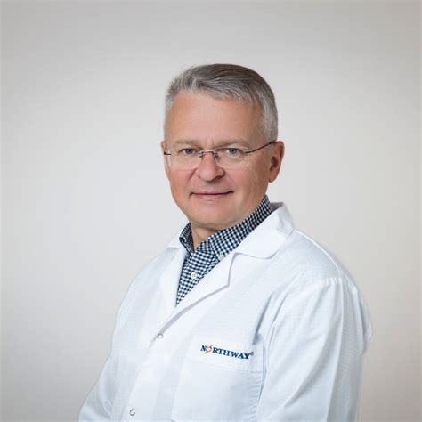 vaikų ortopedas apžiūri kūdikį