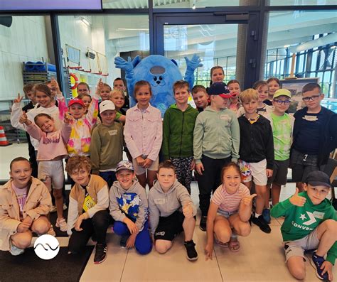 vaikai sportuoja ir šoka