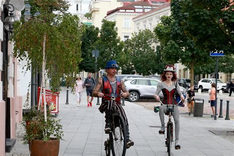Donatas Dubauskas su savo išskirtiniu dviračiu senamiesčio gatvėse