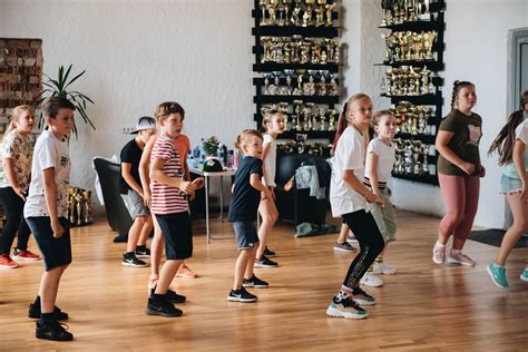 Vaikų šokių pamoka su mokytoju