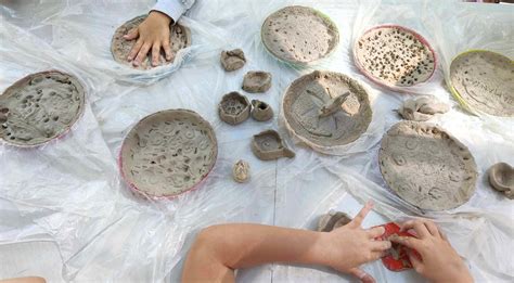 Vaikai piešia ir lipdo keramikos dirbinius